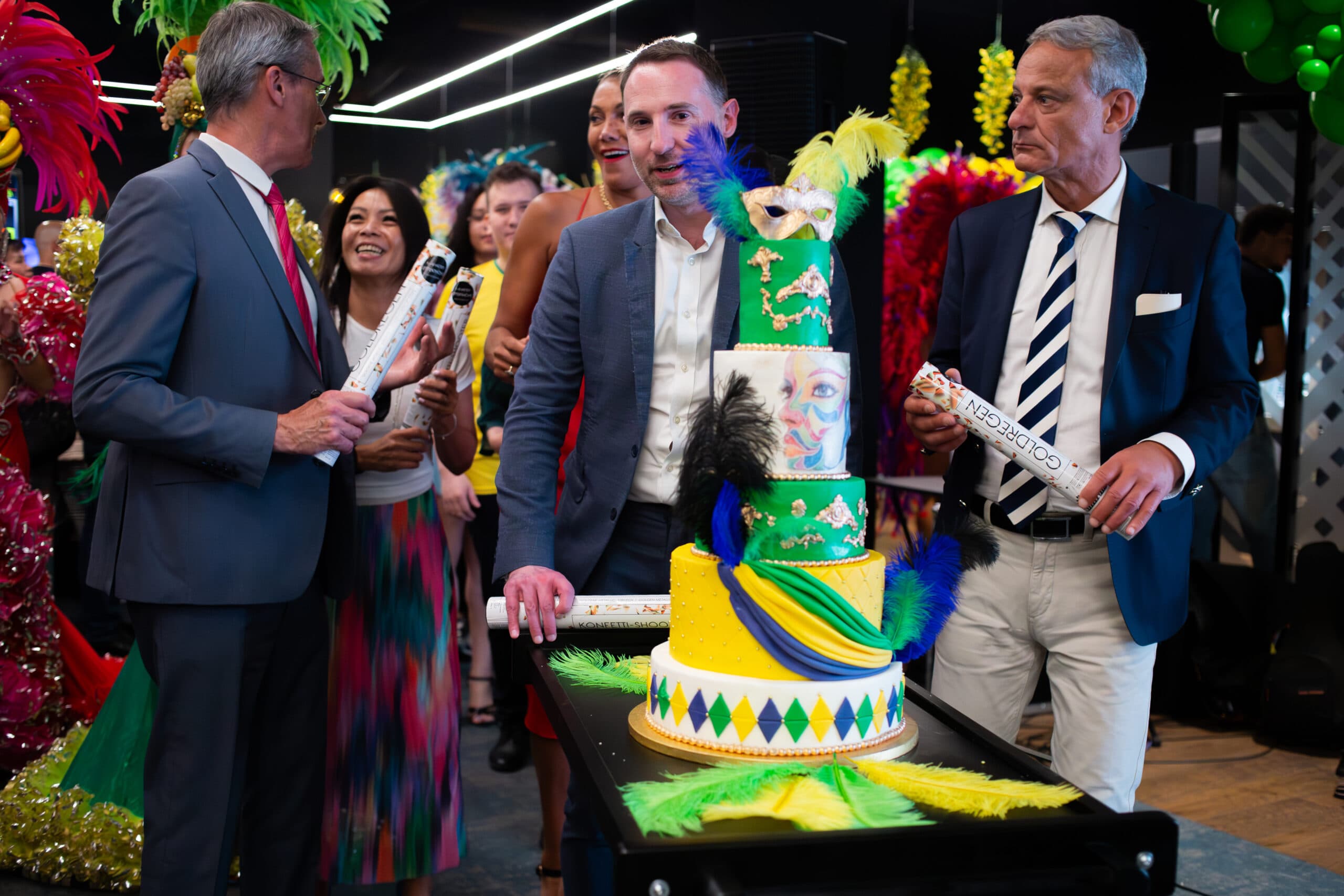 Découpe du gâteau anniversaire dans une ambiance brésilienne