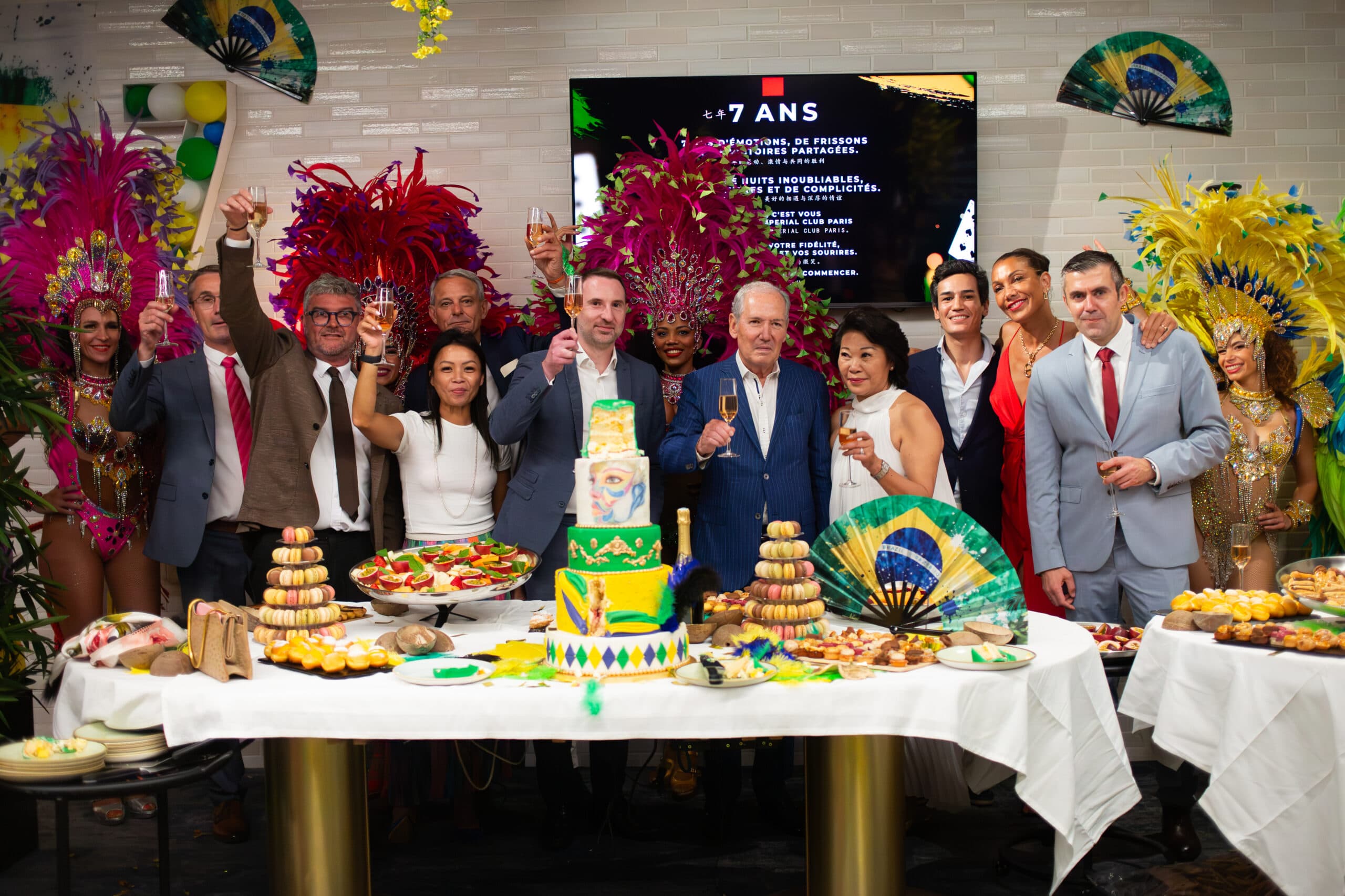Équipe et artistes réunis autour du gâteau des sept ans de l’Impérial Club Paris