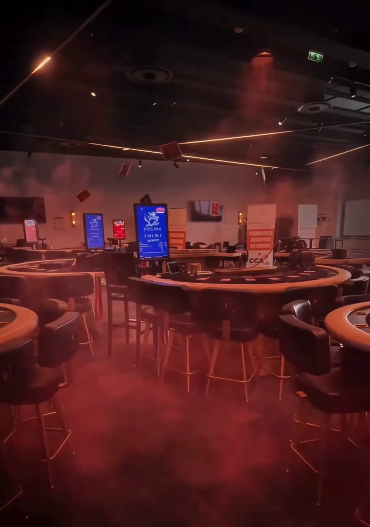 Tables de jeu de l’Impérial Club Paris illuminées en rouge pour Halloween