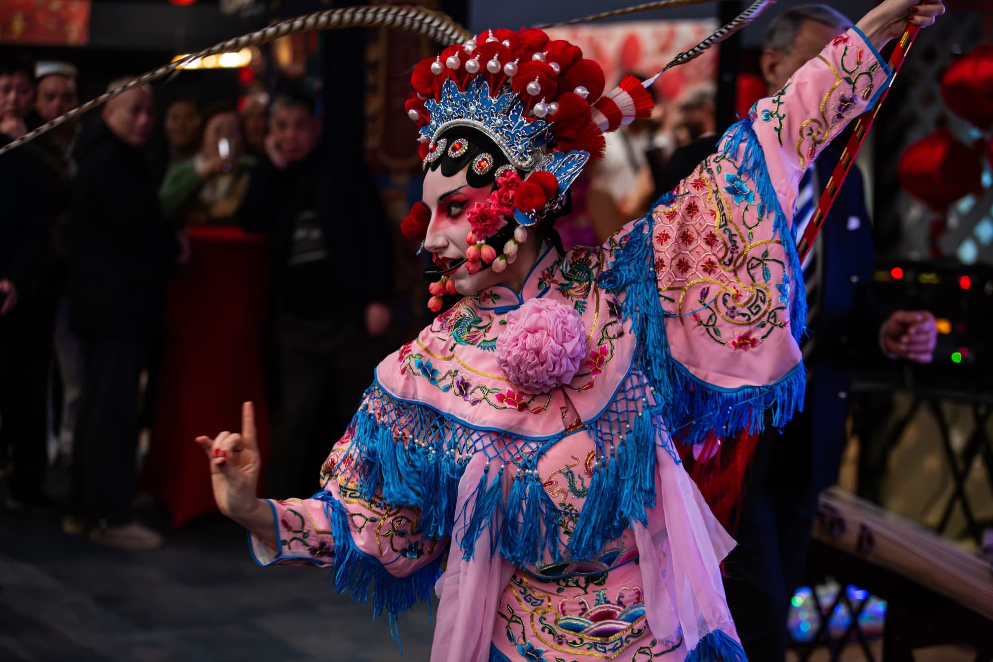 Artiste en costume traditionnel lors d’une soirée de l’Impérial Club