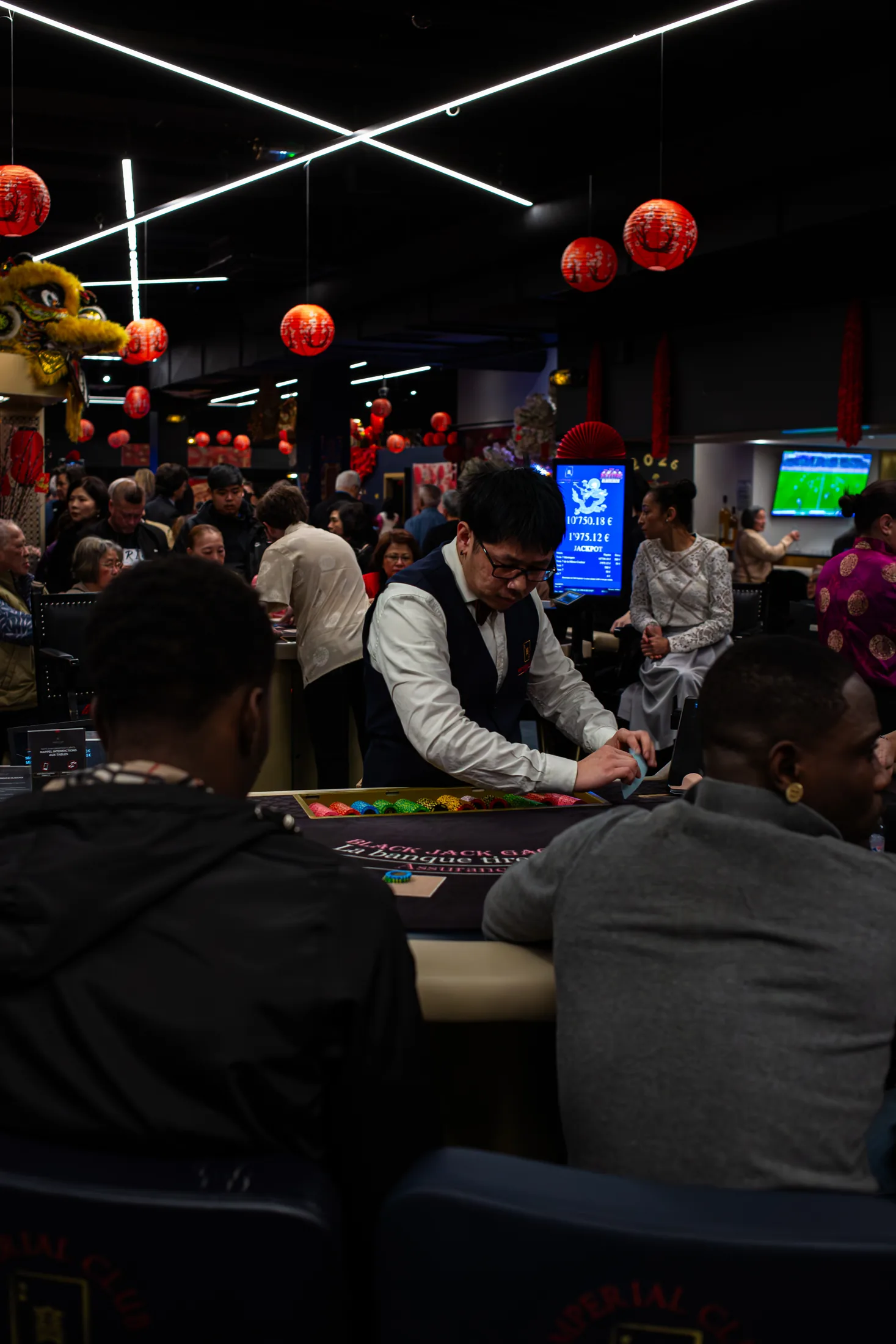 Salle décorée de lanternes rouges pendant le Nouvel An chinois 2026