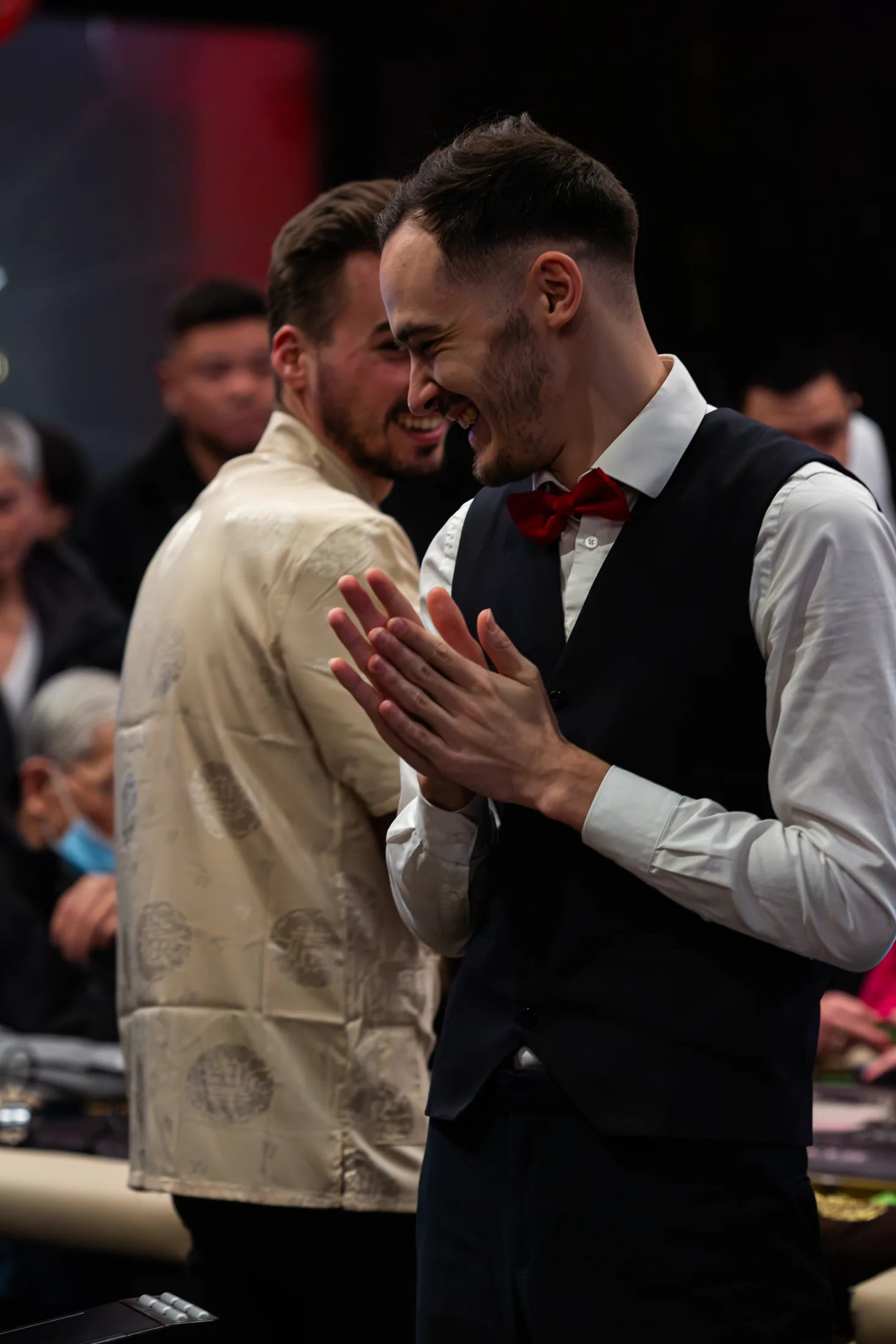 Moment de convivialité à une table de jeu
