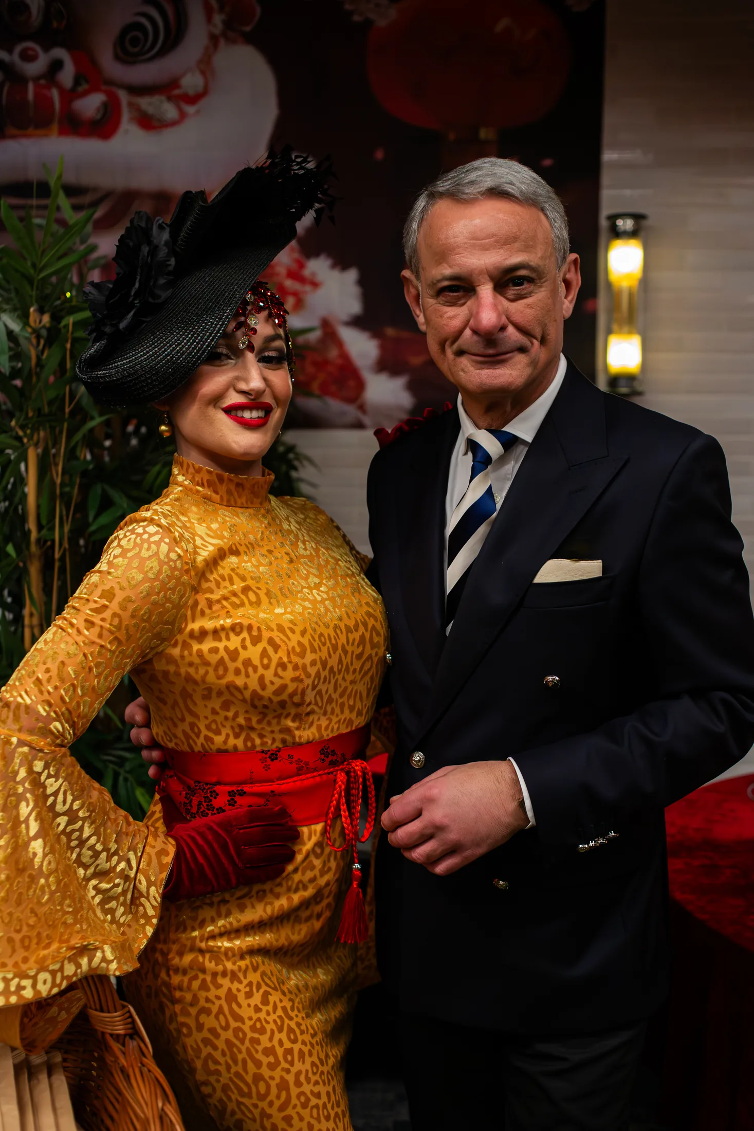 Portrait devant le décor du Nouvel An chinois 2026