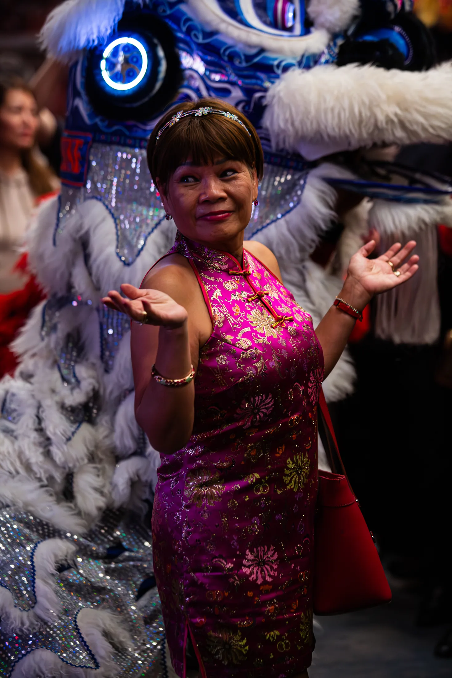 Invitée en tenue traditionnelle devant la danse du lion