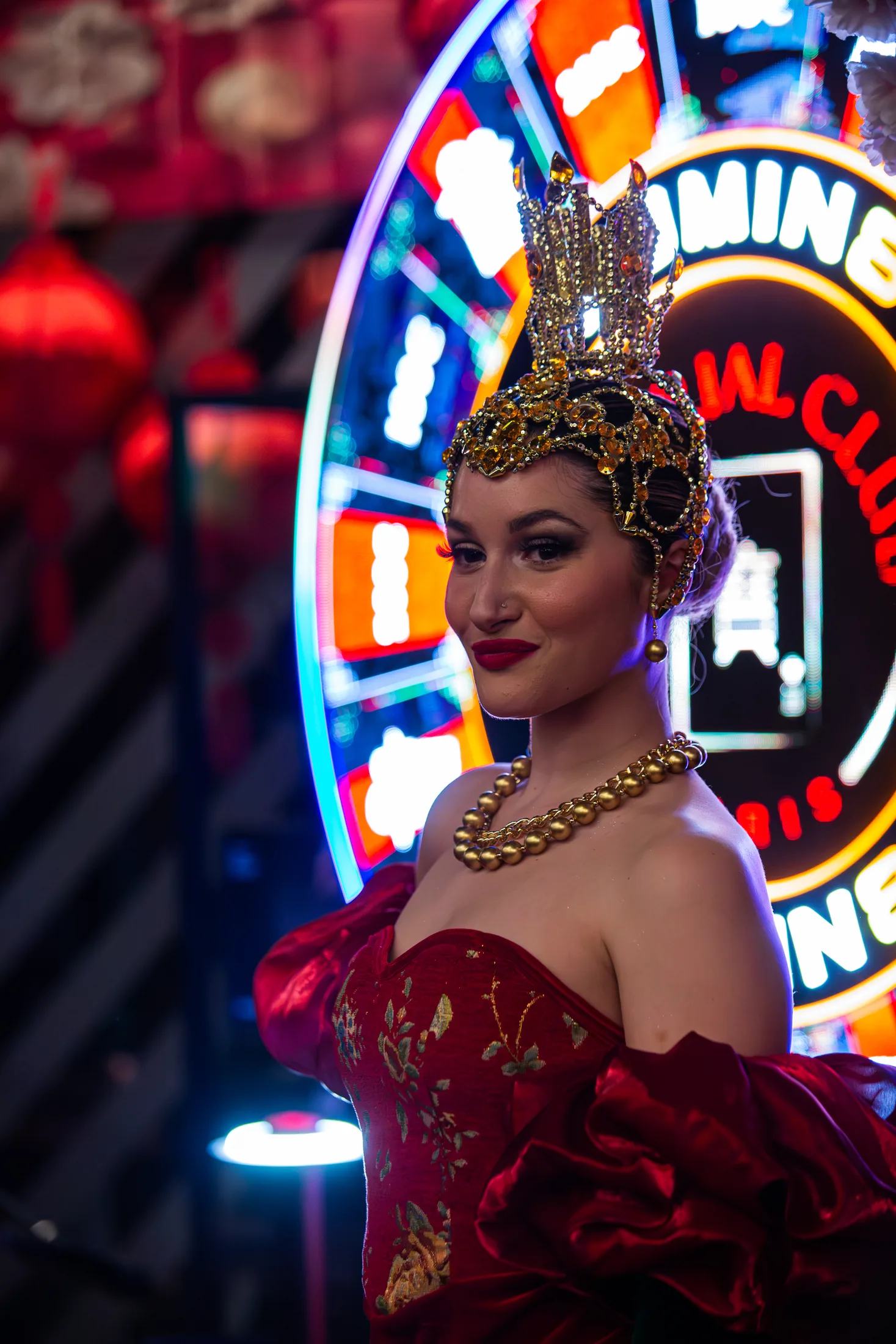Artiste en costume rouge pendant le Nouvel An chinois 2026