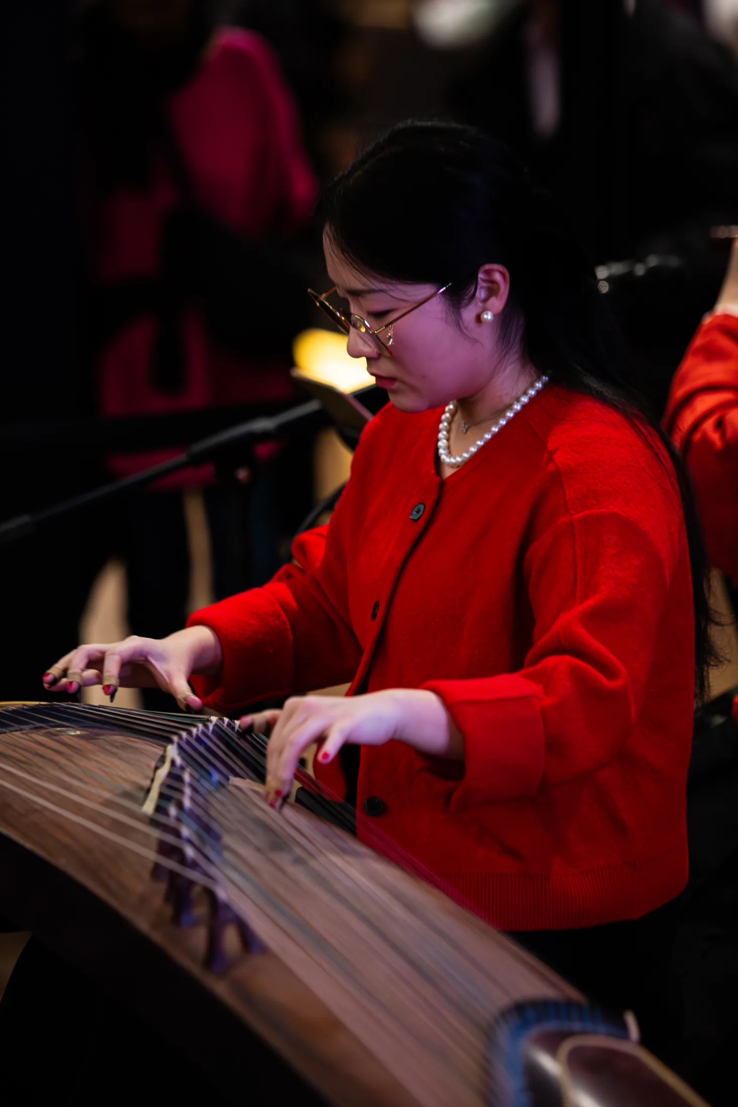 Musicienne en tenue rouge pendant le Nouvel An chinois 2026