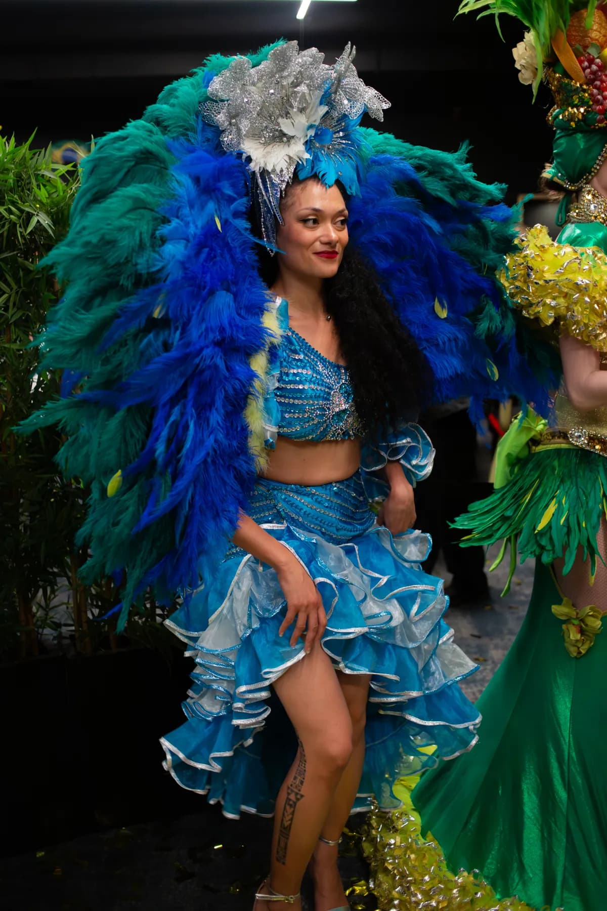 Danseuse en costume bleu pendant le spectacle brésilien