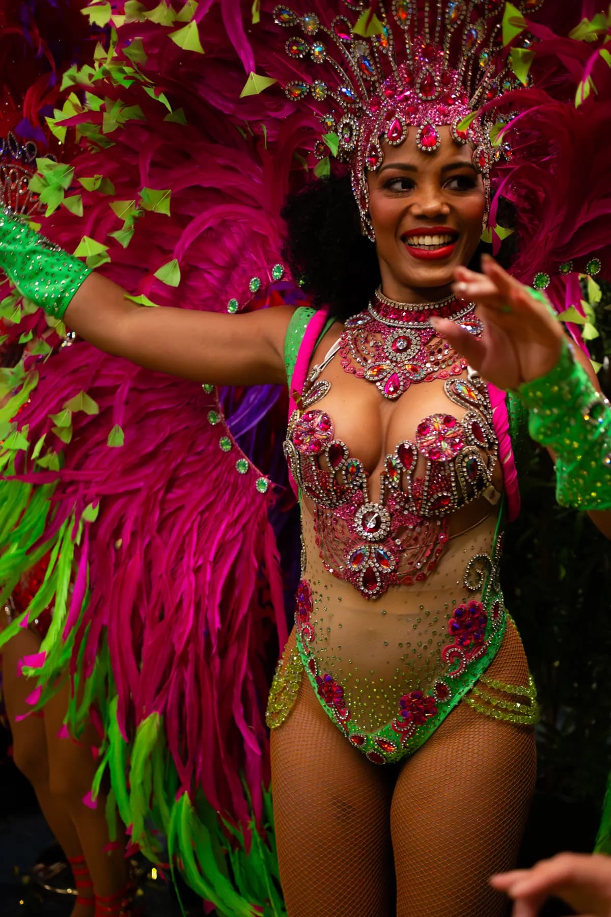 Danseuse en costume rose aux couleurs du carnaval brésilien