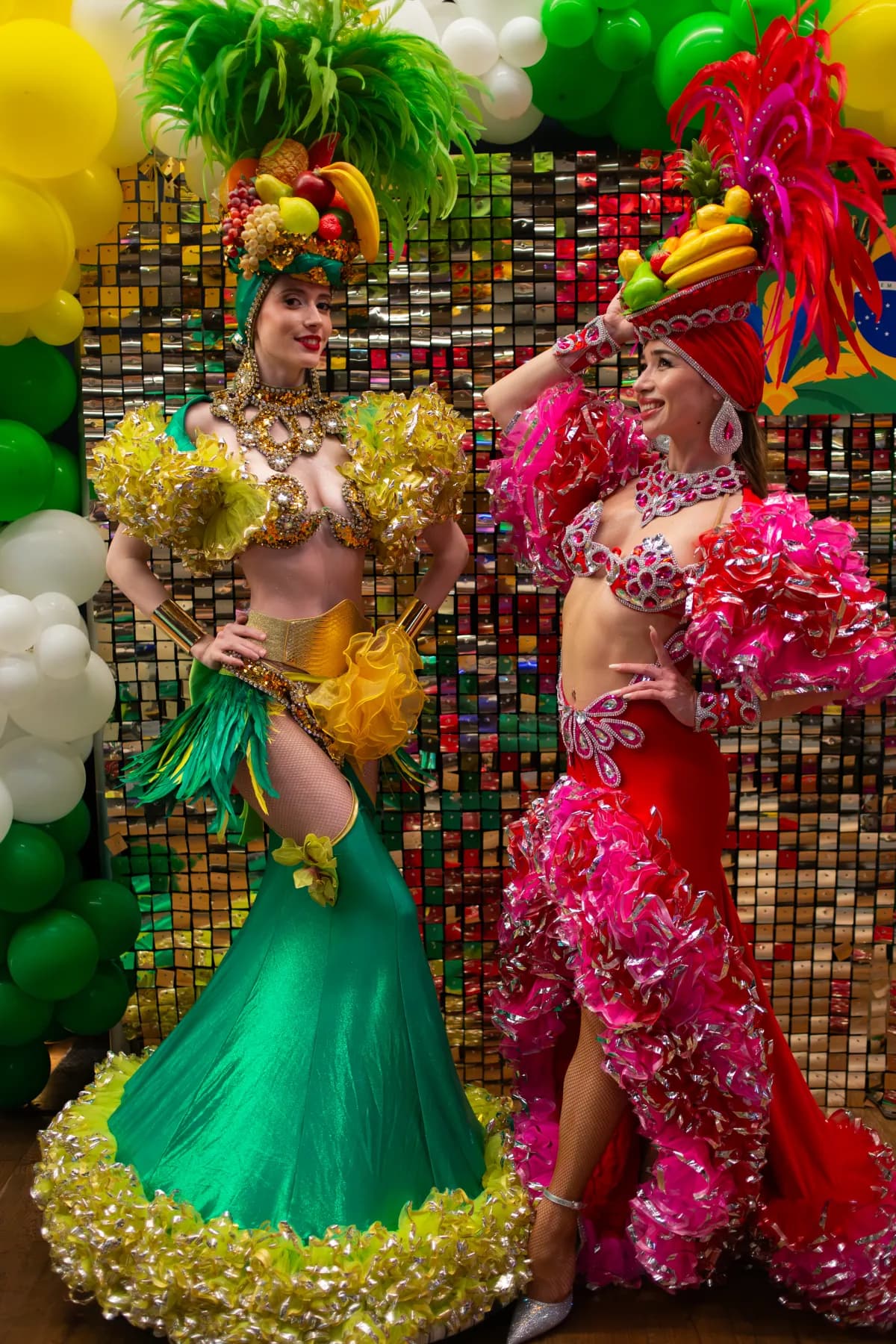 Artistes brésiliennes réunies dans le décor de la soirée