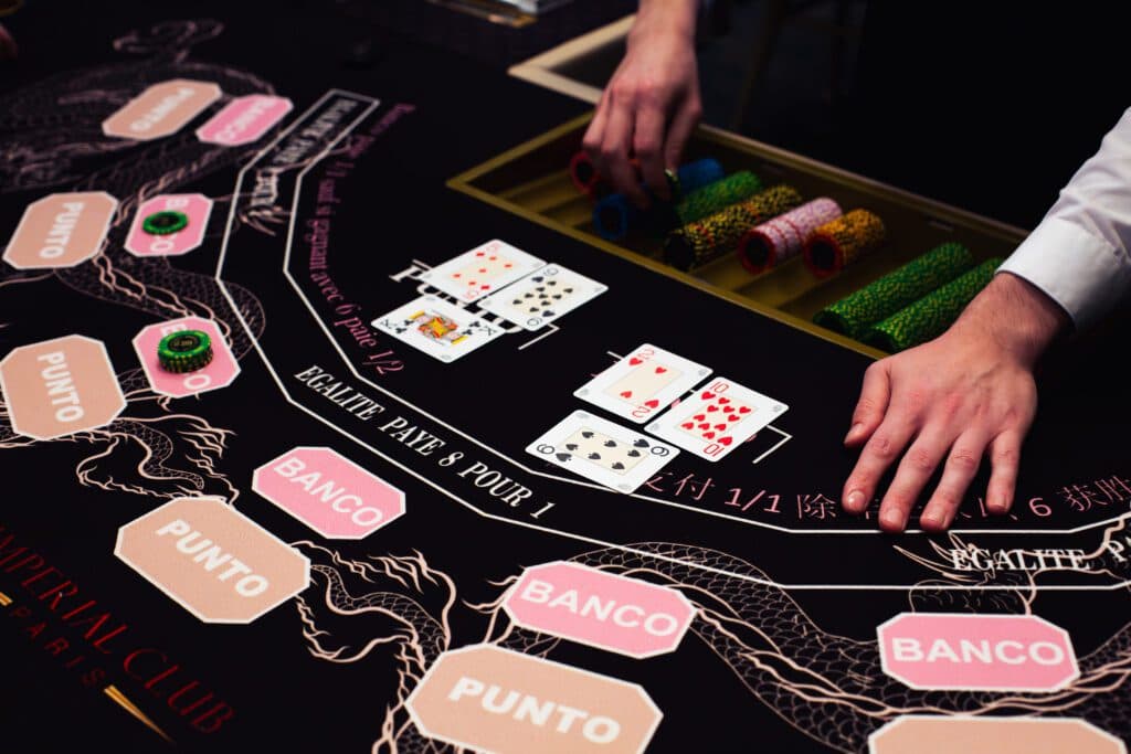 Cartes et jetons sur une table de Punto Banco