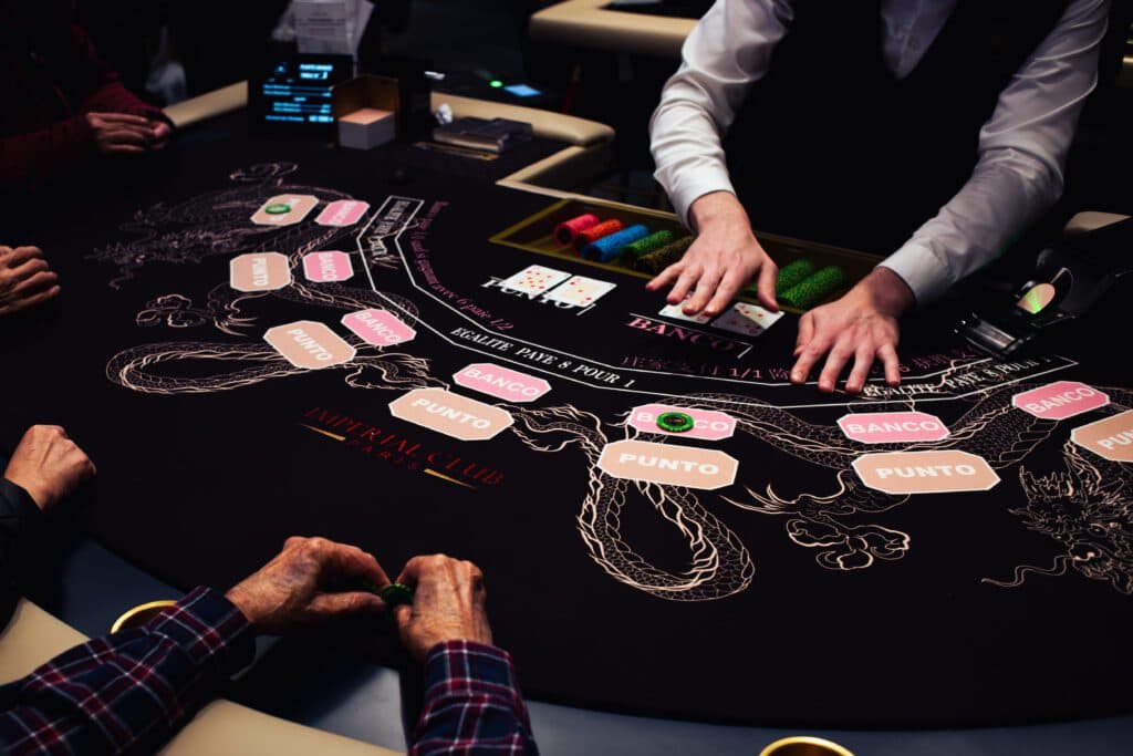 Croupier à une table de Punto Banco