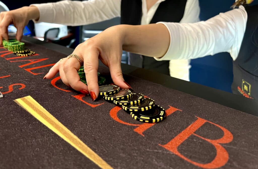 Jetons sur une table de Punto Banco