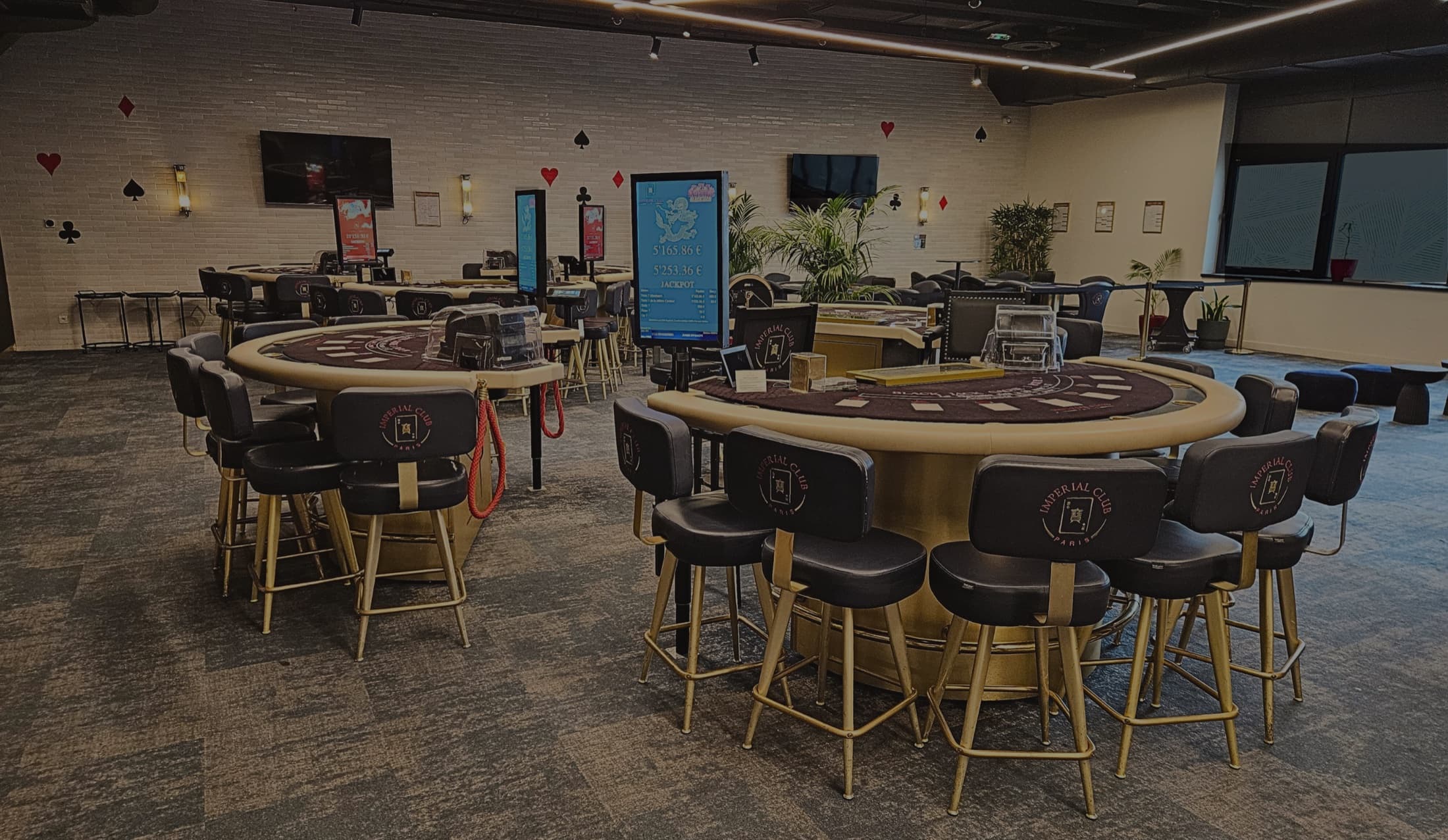 Vue d’ensemble des tables de jeux de l’Impérial Club Paris