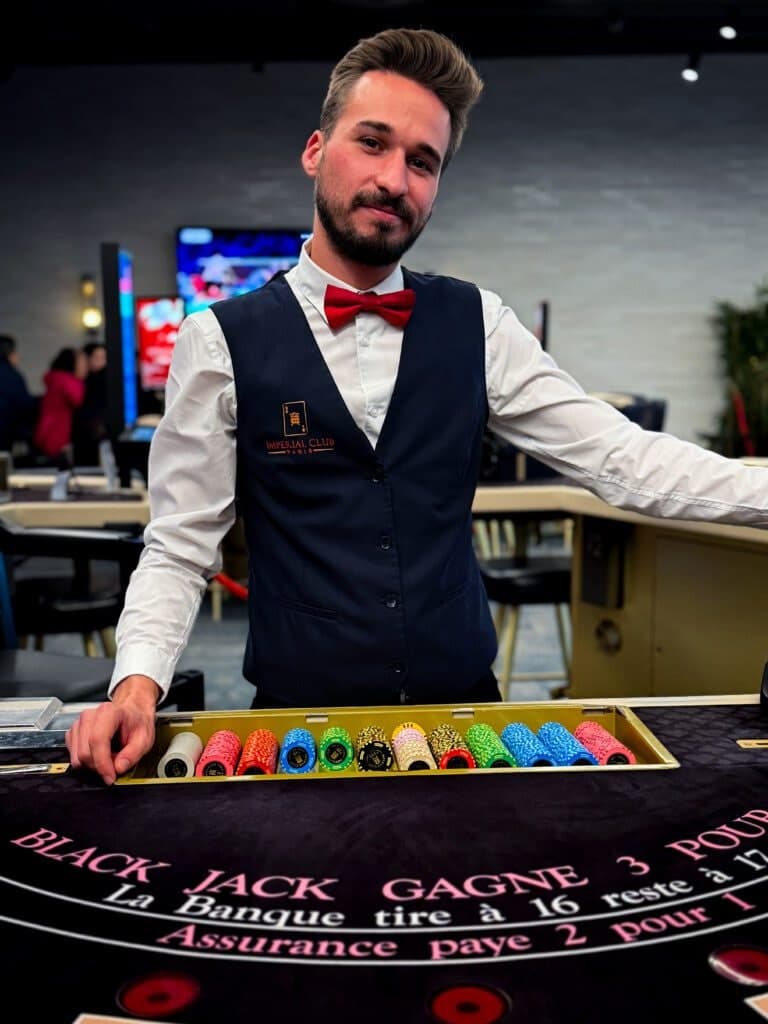 Croupier en tenue à une table de l’Impérial Club Paris