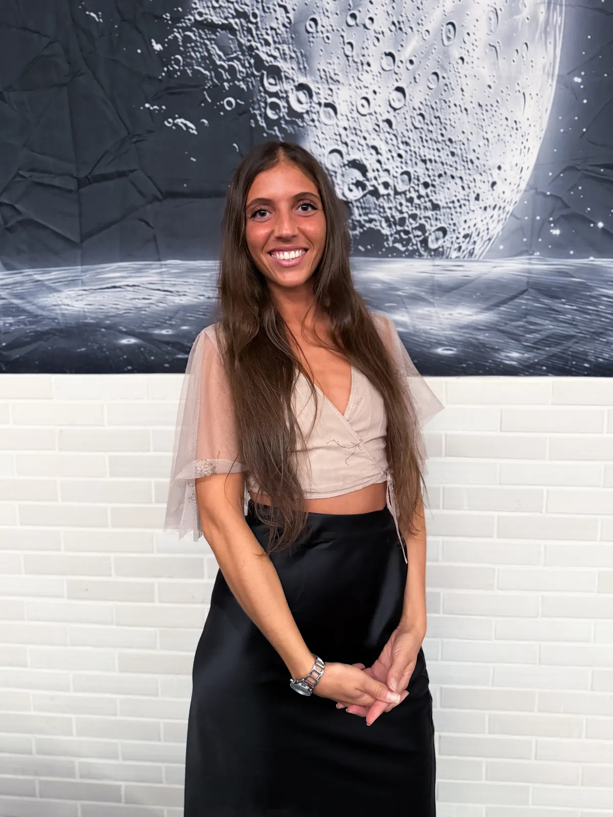 Invitée devant la fresque lunaire de l’Impérial Club