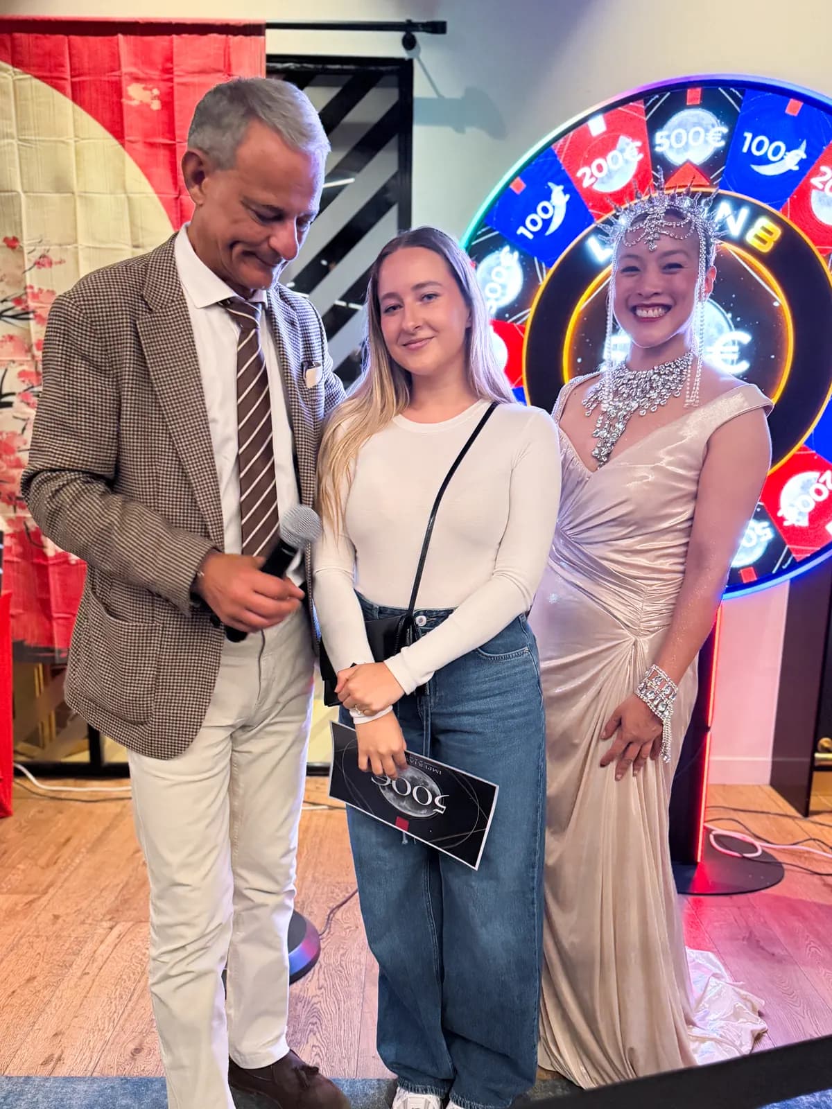 Gagnante de la soirée entourée des artistes de l’Impérial Club