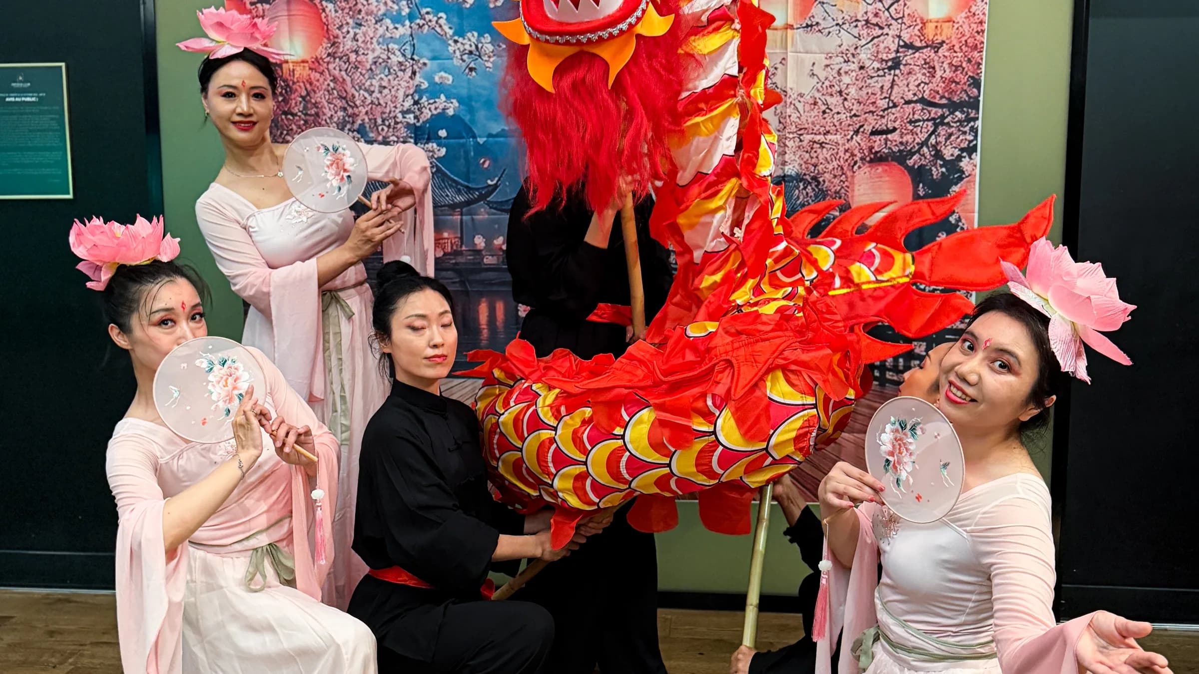 Danseuses réunies autour du dragon rouge de la Fête de la Lune 2026