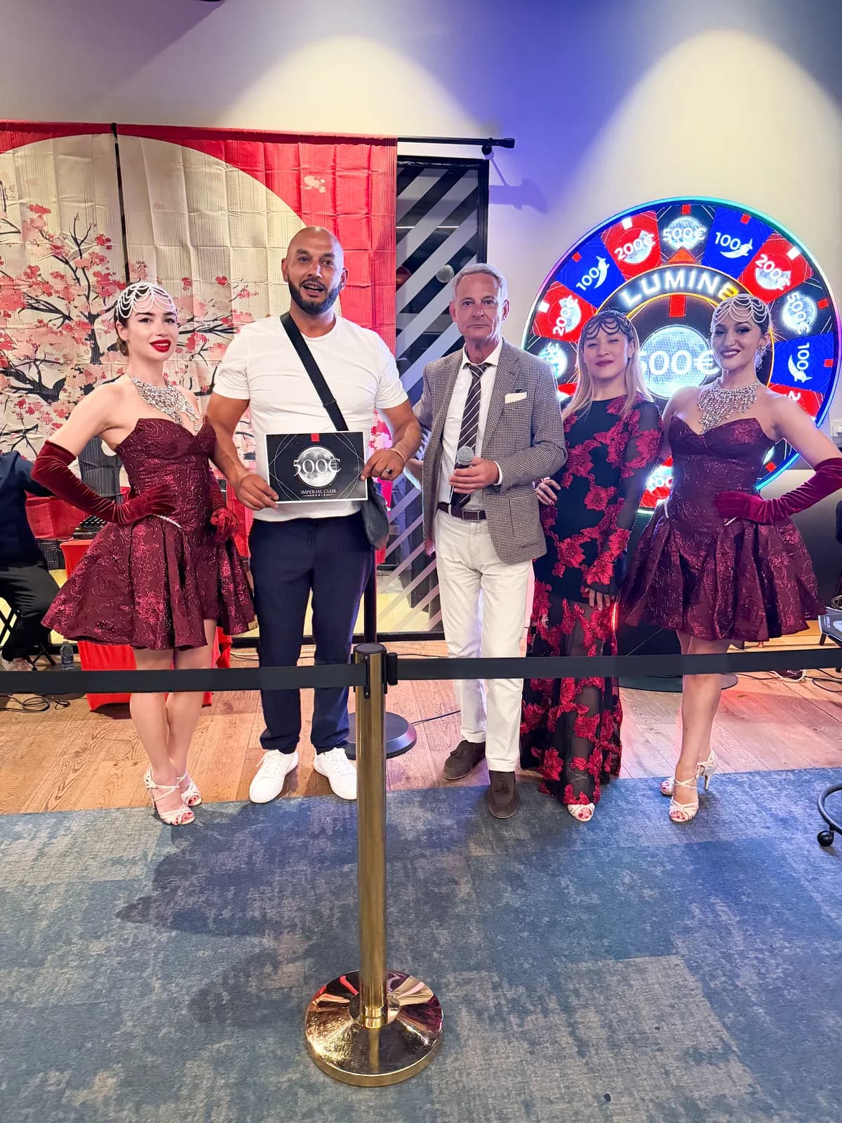 Gagnant de la tombola entouré des artistes de la Fête de la Lune 2026