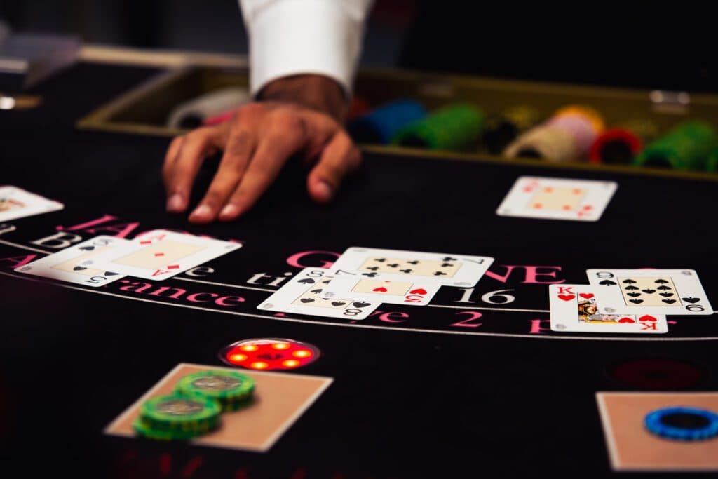 Distribution des cartes au Black Jack