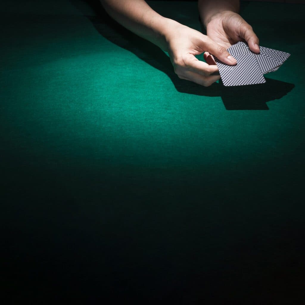 Joueur tenant ses cartes de poker