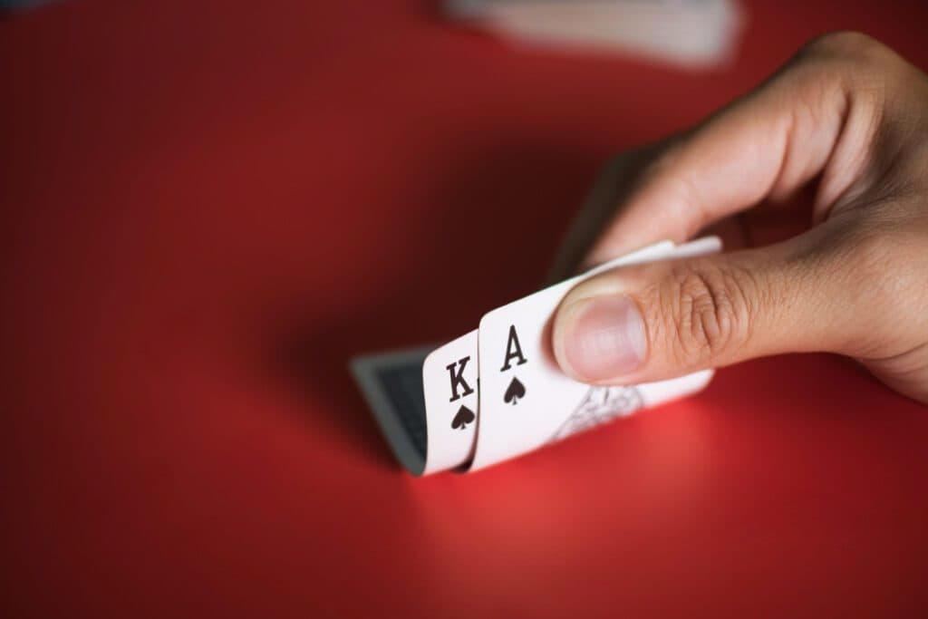 Cartes et jetons sur une table de poker rouge