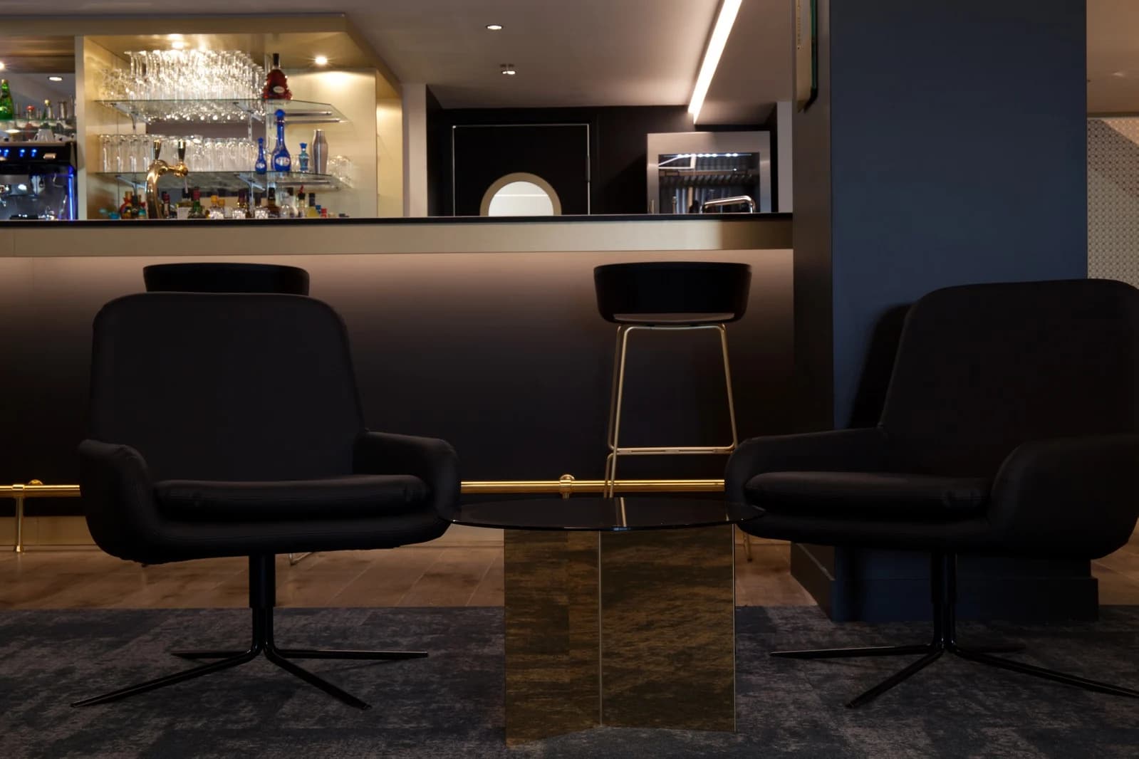 Salle de l’Impérial Café dans une ambiance nocturne