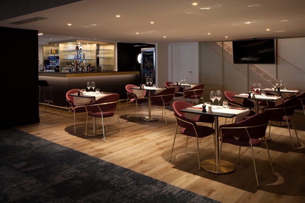 Salle et tables du restaurant Impérial Café